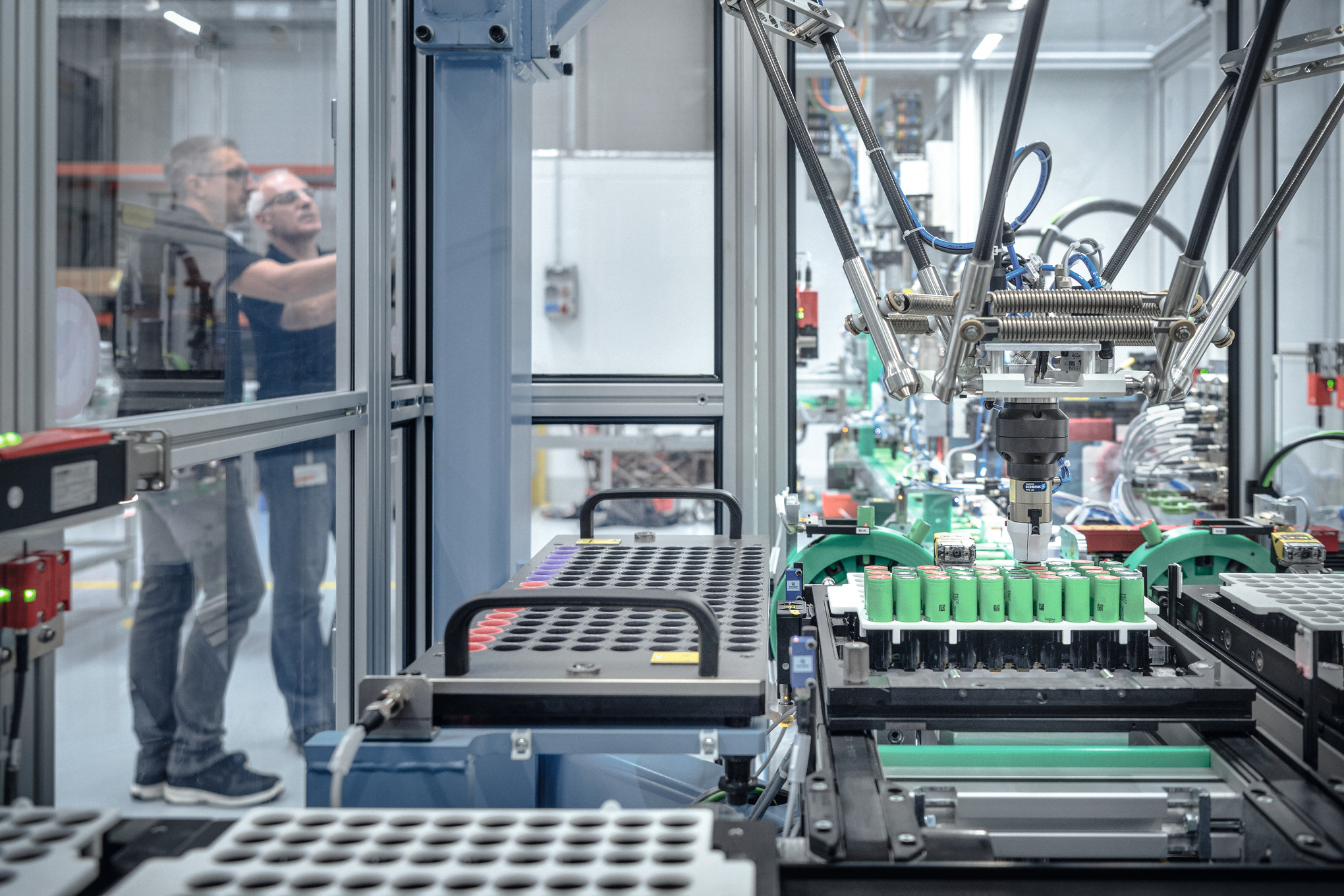 Two men in the STIHL battery production surrounded by machines and robots