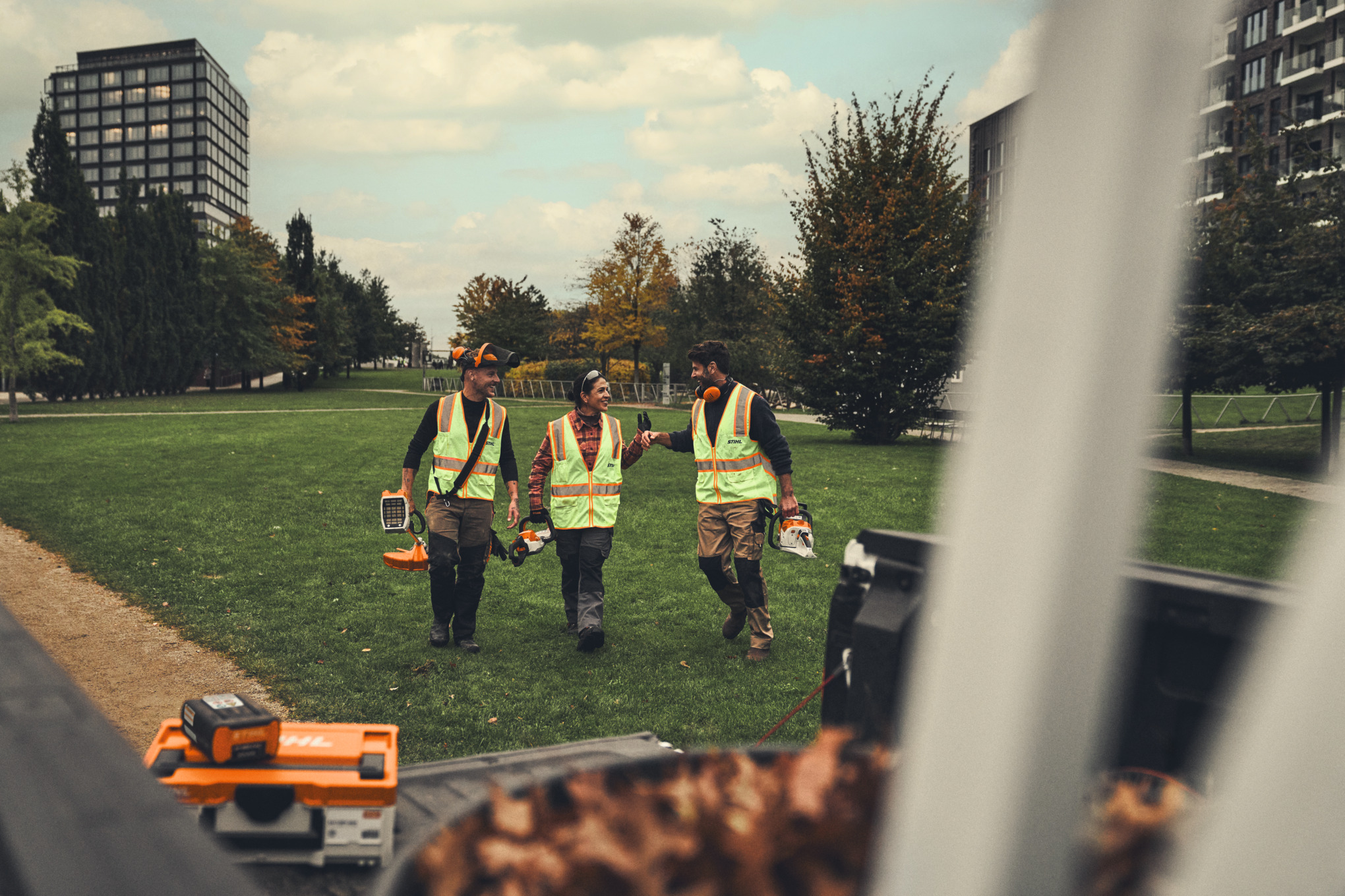 Team on the way back to the vehicle after work with STIHL cordless tools